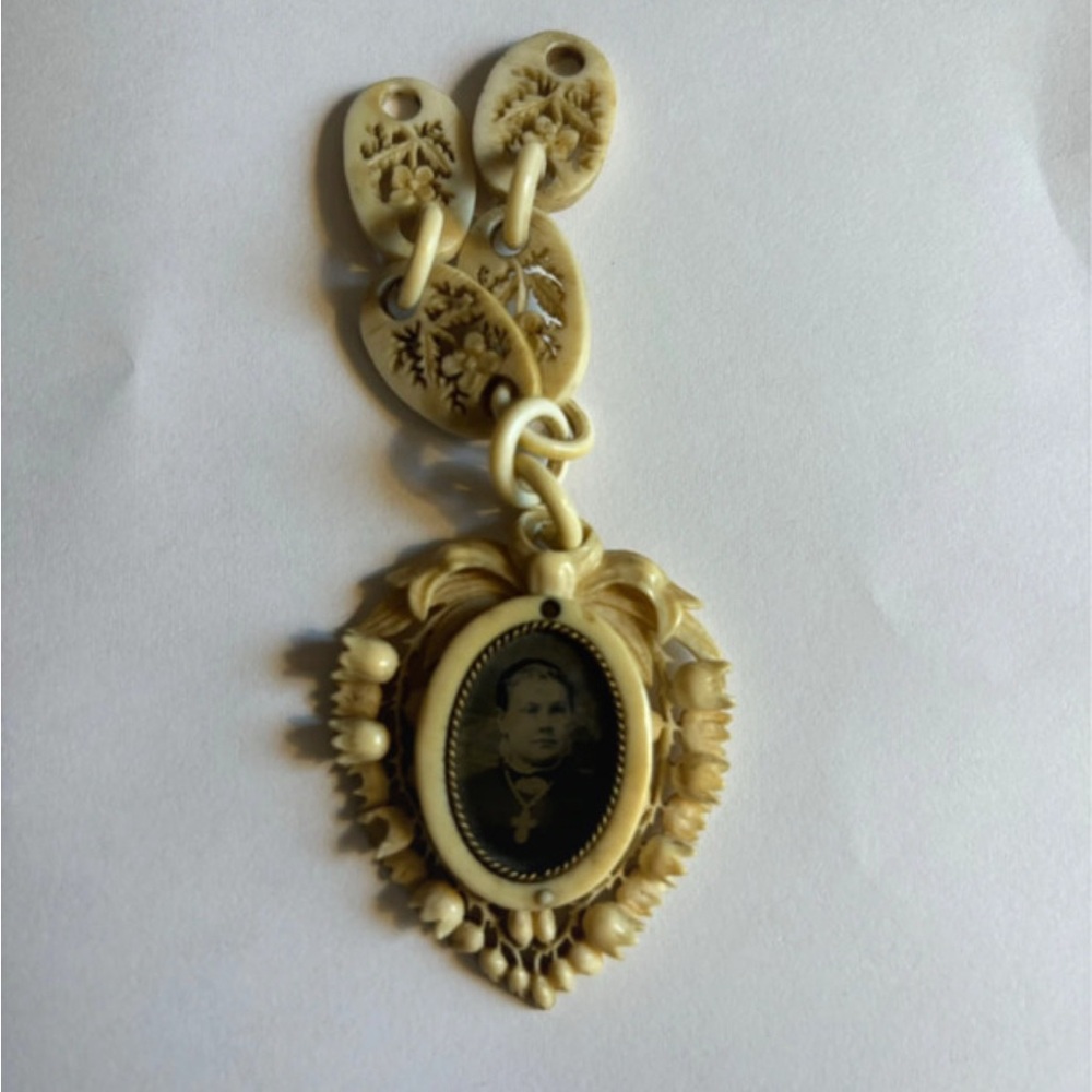 Vintage  Pendant picture locket carved flowers antique beauty